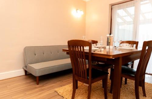 Frimley Apartment | New! Spacious 3Br Sleeps 6 With Free Parking, Wi-Fi and Netflix