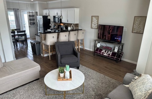 College Station House | New! Spacious 4-bedroom townhome in College Station close to A&M campus!