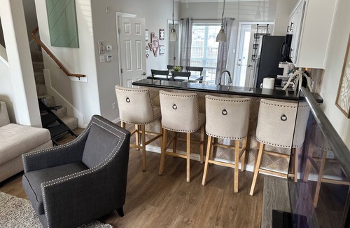 College Station House | New! Spacious 4-bedroom townhome in College Station close to A&M campus!