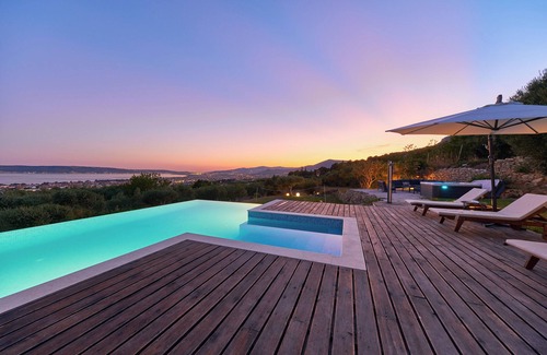 Kastela Villa | NEW Spacious 5-bedroom villa in peacefull Kaštel Lukšić with heated pool.