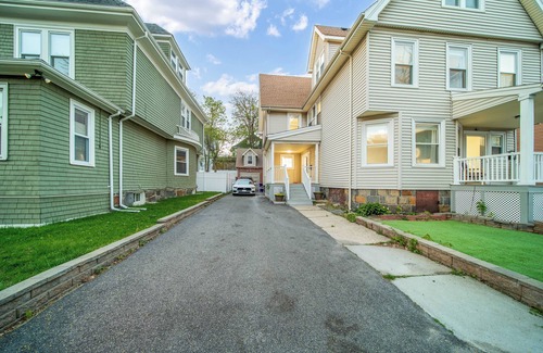 Codman Square House | New-Spacious duplex for Groups near Train Downtown parking