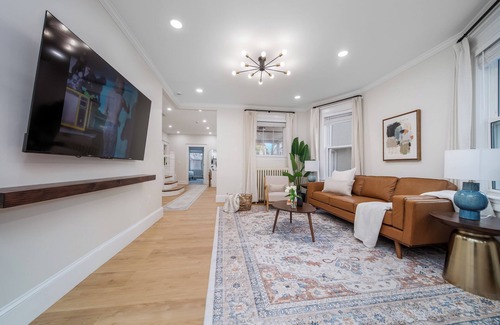 Codman Square House | New-Spacious duplex for Groups near Train Downtown parking