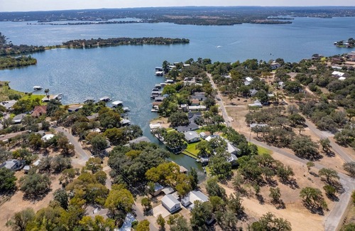 Marble Falls House | *New* Spacious, lakefront home in Granite Shoals w/ boat parking
