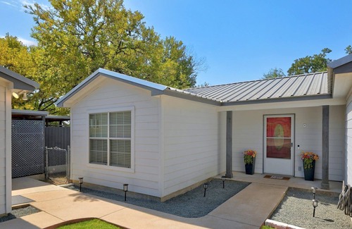 Marble Falls House | *New* Spacious, lakefront home in Granite Shoals w/ boat parking