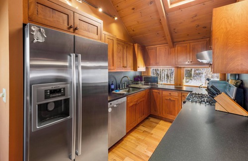 Stowe Ski Chalet | New Spacious Stowe Home, Stowe Mt Views. Woodstove