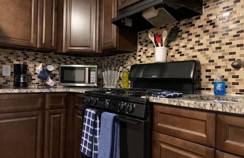 Folcroft Apartment | New Spacious Stylish King Bed Apt - Free Parking