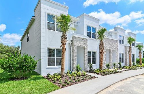 Four Corners House | New Spacious & Tranquil Townhouse near Disney - 4BR, 3FB, and Pool