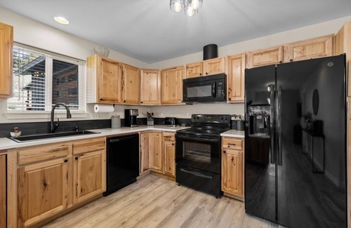 Bend House | NEW! Spacious Tumalo Ranch Retreat on 3+ acres, pet friendly with hot tub