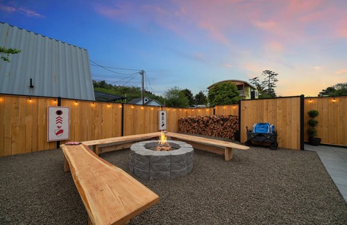 Rockaway Beach House | NEW Steps to Beach, Hot Tub, Firepit, PS5, Dog Friendly, Walk to Eat+Shop, Slp 6