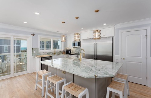 Topsail Beach House | NEW! Steps to beach, Ultra Premium, Free Early Check-in, Kayaks, Hot Tub,