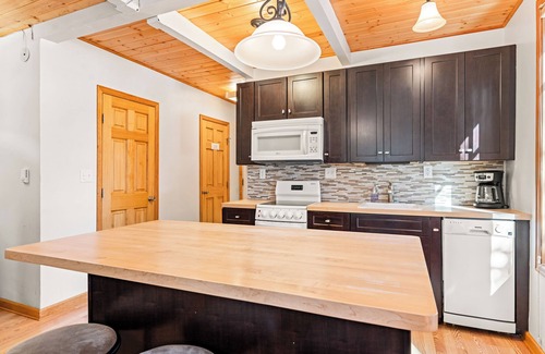 Amerind Condo | New!Studio in Great Area, Easy Walk to Town & Lift