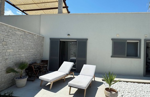 Milna Apartment | New studio in Mediterranean Garden only 50 meters from the sea.