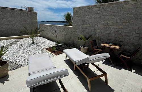 Milna Apartment | New studio in Mediterranean Garden only 50 meters from the sea.