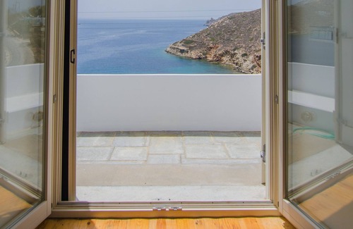 Ios Town House | New! Stunning villa "Varka Sto Yalo: 4 rooms on Tzamaria Beach