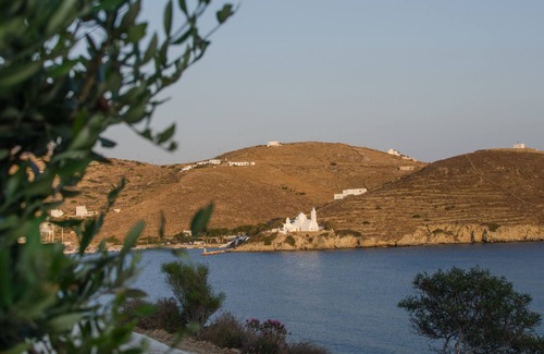 Ios Town House | New! Stunning villa "Varka Sto Yalo: 4 rooms on Tzamaria Beach