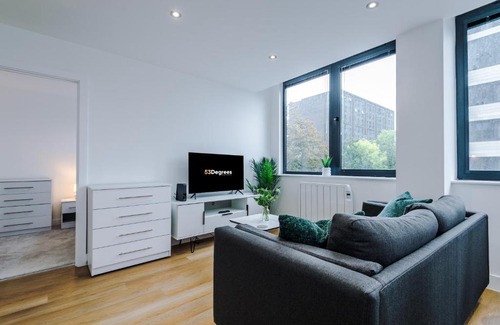 Old Trafford Apartment | NEW! Stylish 2-bed apartment in Manchester by 53 Degrees Property - Amazing location, Ideal for Small Groups - Sleeps 4!