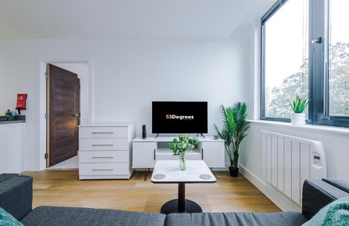 Old Trafford Apartment | NEW! Stylish 2-bed apartment in Manchester by 53 Degrees Property - Amazing location, Ideal for Small Groups - Sleeps 4!