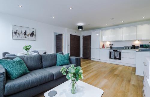 Old Trafford Apartment | NEW! Stylish 2-bed apartment in Manchester by 53 Degrees Property - Amazing location, Ideal for Small Groups - Sleeps 4!