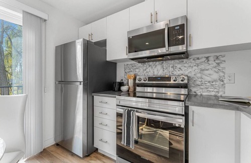 Niagara Falls Apartment | NEW Stylish 2BR Suite | 7 Mins to Falls | Sleeps 6
