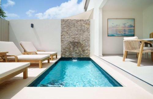 Gibbes House | New Stylish 3BR with Private Pool ! Walk to Beach