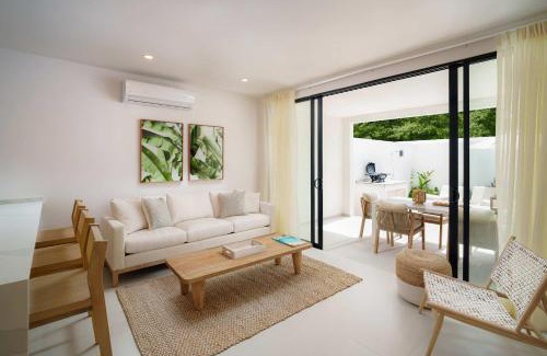 Gibbes House | New Stylish 3BR with Private Pool ! Walk to Beach