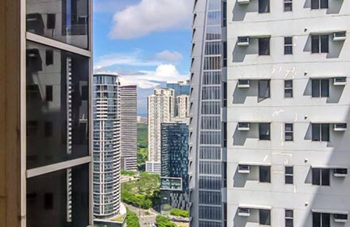 Bonifacio Global City Condo | New Stylish Condo, Centrally Located BGC, WiFi