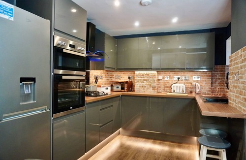 Playhatch House | NEW Stylish Modern Home - >10 min from Reading Centre & Lakeside
