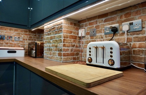 Playhatch House | NEW Stylish Modern Home - >10 min from Reading Centre & Lakeside