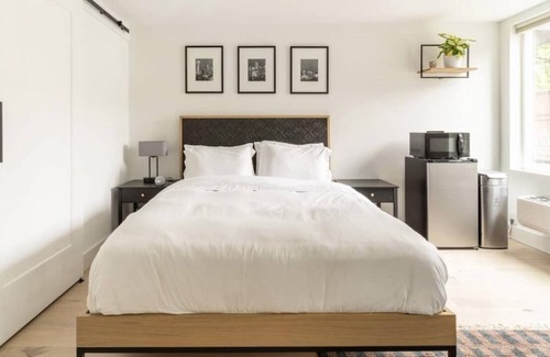 Wallingford House | New stylish private master suite in Wallingford