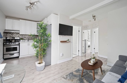 Davenport Apartment | NEW~Sun Filled Oasis~Plush Beds~Housekeeping