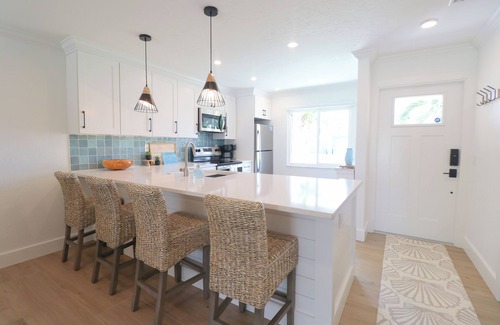 Holmes Beach House | NEW - The Salty Palm - nearby beach, shops, food!