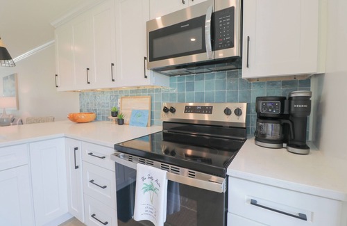 Holmes Beach House | NEW - The Salty Palm - nearby beach, shops, food!