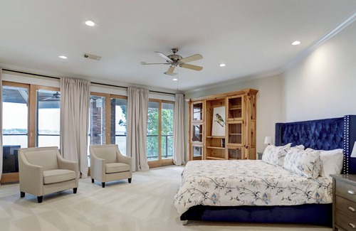 Montgomery Villa | NEW! The Sweet Breeze: Lakefront Luxury for 20 Guests!