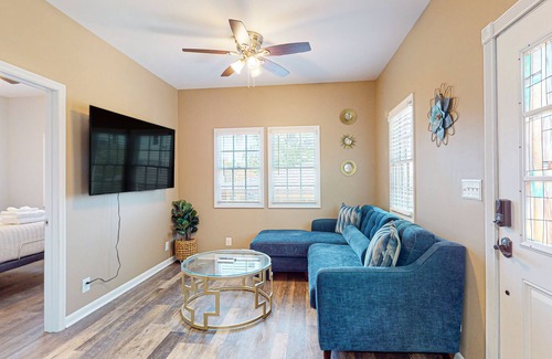 Historic Edgefield Cottage | New, tiny home with full kitchen, washer/dryer - walking distance to attractions