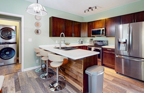 Historic Edgefield Cottage | New, tiny home with full kitchen, washer/dryer - walking distance to attractions