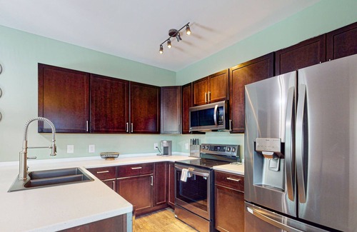 Historic Edgefield Cottage | New, tiny home with full kitchen, washer/dryer - walking distance to attractions