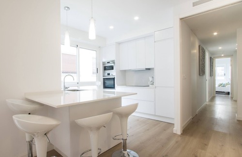Alicante City Centre Apartment | New to HA! Beautiful apt with A/C, 4 minutes to Beach, in City Center!