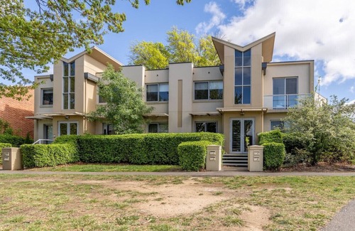Braddon Apartment | New to VRBO: 3BR Modern Apt | Prime Location 7 Mins to CBD!