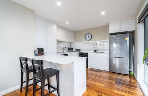 Chifley Apartment | New to VRBO: Comfy and Modern House w/Outdoor Dining & WiFi