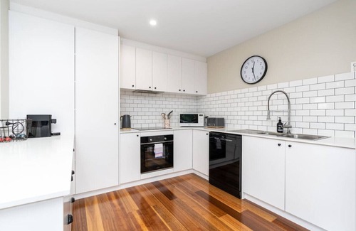 Chifley Apartment | New to VRBO: Comfy and Modern House w/Outdoor Dining & WiFi