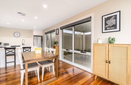 Chifley Apartment | New to VRBO: Comfy and Modern House w/Outdoor Dining & WiFi