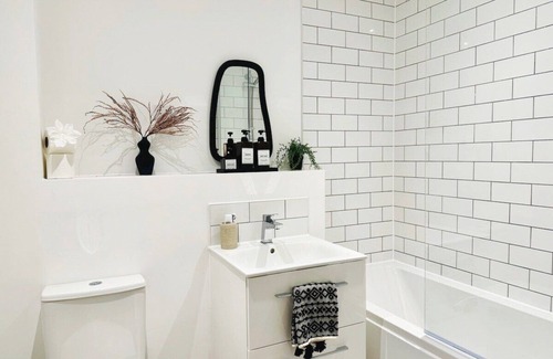 Derby Apartment | New top flr central apt w/ dedicated free parking