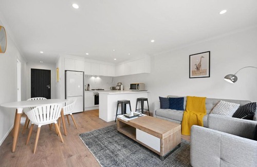 Hamilton Lake House | New towhouse walk to the hospital & CBD & the Lake