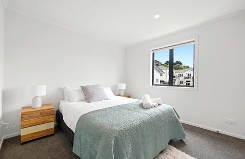 Hamilton Lake House | New towhouse walk to the hospital & CBD & the Lake