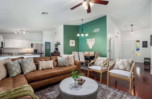 Parkwood Ranch House | *NEW* Tropical Backyard Oasis! Heated Pool & Spa!