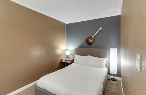 San Bruno Apartment | ❤️NEW! Ultra sleek 5 min to SFO, BART, Train