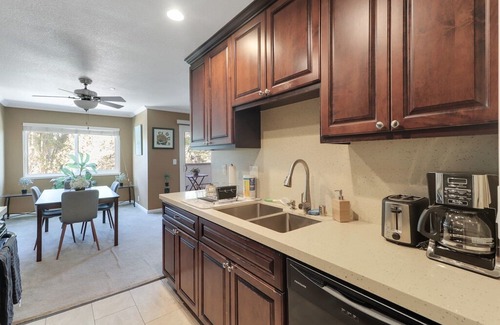 San Bruno Apartment | ❤️NEW! Ultra sleek 5 min to SFO, BART, Train
