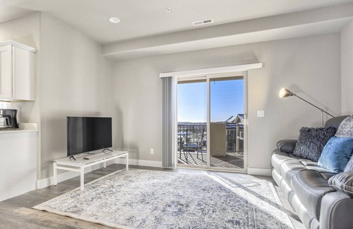 Northeast Colorado Springs Condo | New Upper Condo-Covered Deck-Pet Friendly
