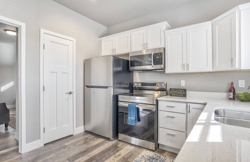 Northeast Colorado Springs Condo | New Upper Condo-Covered Deck-Pet Friendly