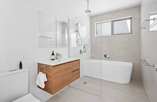Rokeby House | New Villa in the Vineyards-20 mins to CBD